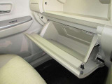 室内に小物を入れる収納スペースがあれば車内が片付きますね☆