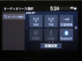 ディスプレイオーディオを装備。スマートフォンと車を繋ぐことで、これまでのナビに加えて色々なサービスが楽しめます。