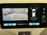 リバースギアに入れるだけで後方の表示へ切り替わります。夜間や雨の日の駐車も楽になりますよ。