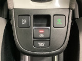 セレクトレバーの下に電子制御パーキングブレーキがあります。スイッチひとつで、停車した地点の傾斜などをシステムが検知・判断してブレーキ力を自動的に最適制御し、しっかり停車できるパーキングシステムです。