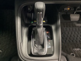 「e:HEV」は、モーター走行を中心にしながら電気エネルギーやエンジン動力を最も効率よく使い分けることができる賢いハイブリッドシステムです。サイドブレーキはスイッチ操作の電子制御パーキングブレーキです
