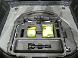 パンク修理剤とエアーポンプのセットです。スペアタイヤは装備していませんが空いたスペースを小物入れとして使用できます