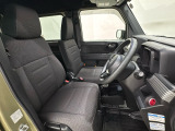 広い足元に肘掛けもついたゆったり座れるシートです。運転席と助手席の間が空いているため、助手席側への移動がスムーズです。交通量の多い道でも、助手席側から乗り降りができます。