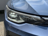 LEDマトリックスヘッドライト「IQ.LIGHT」。対向車や先行車を検知し、LEDを個別制御。まぶしさを抑えながら、夜間の視界をしっかり確保。