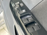 【電動格納ミラー】サイドミラーは電動格納式となっており、狭い駐車場でもキズがつくリスクを抑えられます。
