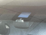 【プリクラッシュセーフティ】前方の車両等を検知し、衝突しそうな時は警報で注意を促し、ブレーキを踏む力をサポート。ブレーキを踏めなかった場合は衝突被害軽減ブレーキが作動、衝突回避をサポートします。