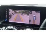 【360度カメラシステム】リバースと連動し、車両後方の映像をディスプレィに表示歪みの少ないカメラにより鮮明な画像で後退の運転操作をサポートします。