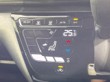 【オートエアコン】一度お好みの温度に設定すれば、車内の温度を検知し風量や温度を自動で調整。暑い&hellip;寒い&hellip;と何度もスイッチ操作をする必要はありません。快適な車内空間には必須の機能ですね♪
