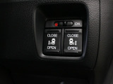 【両側電動スライド】スライドドアは両側電動スライドドアになっております。運転席からの開閉も出来、リモコンキーでも離れたところから開閉出来ますので大変便利な装備です。