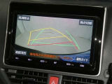【バックカメラ】駐車時に後方がリアルタイム映像で確認できます。大型商業施設や立体駐車場での駐車時や、夜間のバック時に大活躍!運転スキルに関わらず、今や必須となった装備のひとつです!