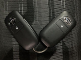 電子カードキーを携帯していれば、ドアハンドルやバックドアのリクエストスイッチを押すだけでドアの施錠・解錠が出来ます♪もちろん 遠隔操作も可能です!盗難防止のイモビライザー機能装備ですよ ☆