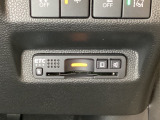 ハンドルの右下にETCがついています。高速道路の料金所の通過も楽々です!。カードの取り出しもしやすい場所についています。