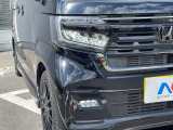 【LEDヘッドライト】悪天候や夜間走行時も良好な視界を確保し安心して運転できる高輝度LEDヘッドライトを装備!点灯速度が早く、消費電力も抑えられています。