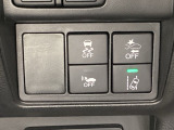 Hondaセンシング用の、VSA(ABS+TCS+横滑り抑制)解除と路外逸脱抑制機能のオンオフスイッチなどはハンドルの右側に装備しています。