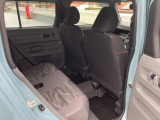 リヤシートも全車消毒済み。足元も軽とは思えない広さがあります。ドアには小物を収納できる便利な【リヤポケット】付。