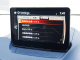 こちらのお車には先進安全装備が多数搭載されています。衝突被害を回避あるいは軽減するためのブレーキや、後方死角からの接近警報、車線逸脱を防止する警報装置など、詳しくはスタッフまでお尋ねください。