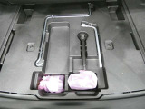 スペアタイヤレス車です。応急セットを搭載しております。