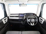 N-BOXの開放的な前方視界。フロントガラスが大きいので運転がしやすく疲れにくいです。また、全ての装備が適正配置されていて操作性に優れています。
