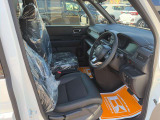 毎日過ごす運転席は要チェック。シートのへたり・擦れ、視界のイメージまで伝わる重要ポイント。