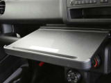 ノートPCを置いてお仕事や軽食時のトレイ代わりに便利なインパネテーブル装備です。危険ですので走行中は、収納しておいてください