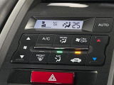 【オートエアコン】一度お好みの温度に設定すれば、車内の温度を検知し風量や温度を自動で調整。暑い&hellip;寒い&hellip;と何度もスイッチ操作をする必要はありません。快適な車内空間には必須の機能ですね♪