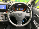 インテリアに合わせたデザインのステアリングは、運転される方のことも考え、運転しやすい形状、大きさです。是非一度、実際に触ってお確かめください。