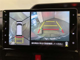 【パノラミックビューモニター】映像で、見づらい車両周辺の確認をアシスト。クルマを真上から見ているような映像を表示。 運転席から確認しにくい車両周囲の状況を把握。