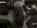CVT車のセレクトレバーです。低速から高速まで、変速ショックのないスムーズな走りを実現するとともに、エンジン効率のよい領域を維持することで燃費にも貢献します。