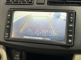 リバースギアに入れるだけで後方の表示へ切り替わります。夜間や雨の日の駐車も楽になりますよ。
