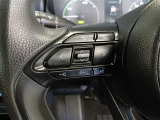 ステアリングには運転中でも簡単に操作できる各種スイッチついてます