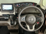 【ハンドル】運転にかかわる様々な操作を安全に行えるように視点移動が少なく操作性に配慮されたスイッチ類が凝縮されたコックピットです。