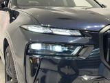 アダプティブLEDヘッドライトはステアリングを切った方向を照らします。