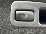 【パワーバックドア】スマートキーや運転席のボタンを押すだけでリアゲートが自動で開閉します!荷物を持っている時や、高い位置にあるバックドアを閉める際に便利な機能です♪