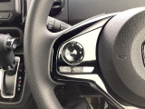 ハンドルオーディオリモコン。手元でオーディオの操作が可能です。走行中でもハンドルから手を離さずに操作ができて安心です。