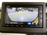 バックカメラの画像です。ガイドラインがスムースな車庫入れをサポートいたします。車庫入れの安心感がアップしますね。