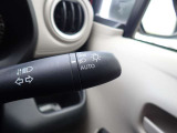 オートライト機能が装備されており暗い場所に入ると車両が検知しライトのON・OFFを自動的に切り替えてくれますので非常に便利な装備です♪