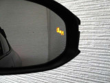 隣車線を走る車両をレーダーで検知し、ドアミラーでは確認しにくい後側方エリアに存在する車両に加え、急接近してくる車両も検知します。車両を検知するとドアミラーに搭載されたLEDインジケーターが点灯します。