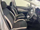 ゆったりと座れる運転席シートですのでストレスなく運転が出来ますよ!