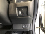 【片側電動スライドドア】リモコンや運転席のスイッチ操作のほか、ドアハンドルを少し引くだけでリアドアが自動開閉します♪