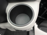 カップホルダーは運転席や助手席からちょうど手の届く位置です!!