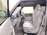 ベンチシートで運転席から助手席への移動もスムーズです!
