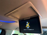 【フリップダウンモニター】大画面モニターで後席でもエンタメをお楽しみいただけます。小さなお子様にも大人気の装備です♪