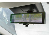スマートルームミラーは室内の荷物などで後方の視界が遮られても、カメラの映像を直接ルームミラーに表示することができ、視界を確保できます。