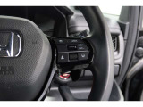 Hondaセンシングの機能のひとつ、アダプティブクルーズコントロール付!アクセルから足を離しても設定したスピードと前車との車間を保ち走行してくれます!車線維持もアシスト☆高速道路で疲労軽減ですね☆