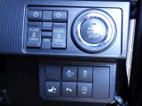 プッシュスタートボタンの画像です。スマートキーを携帯さえしていれば、キーを探さなくてもお車の始動が出来て便利です!