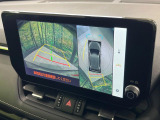 【パノラミックビューモニター】専用のカメラにより、上から見下ろしたような視点で360度クルマの周囲を確認することができます☆死角部分も確認しやすく、狭い場所での切り返しや駐車もスムーズに行えます。