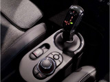 ミニ独特のゴーカートフィーリングと呼ばれる軽快なハンドリングはAT車、MT車のどちらでも楽しめます。