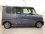 狭い駐車場でも、スライドドアならチャイルドシートへのお子さまの乗降や荷物の積載もスムーズ。