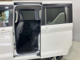 【両側オートスライドドア】子供を乗せたりするのにも隣のお車を気にせずストレスフリー★雨の日などはリモコンキーからドアの開閉ができとても便利♪