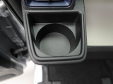 カップホルダーは運転席や助手席からちょうど手の届く位置です!!